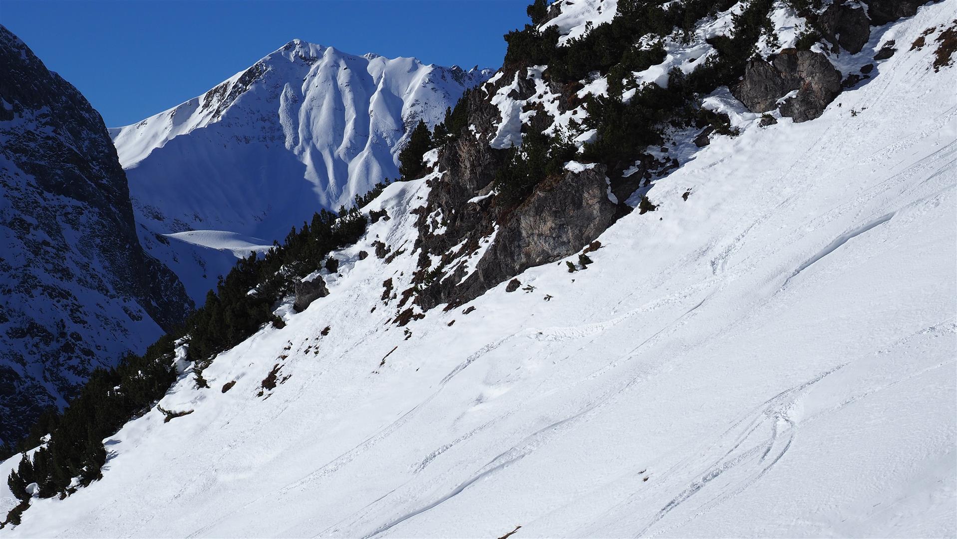 Firnähnliche Verhältnisse in sehr steilen Südhängen. Lechtaler Alpen West (© LWD Tirol, 21.01.2026)