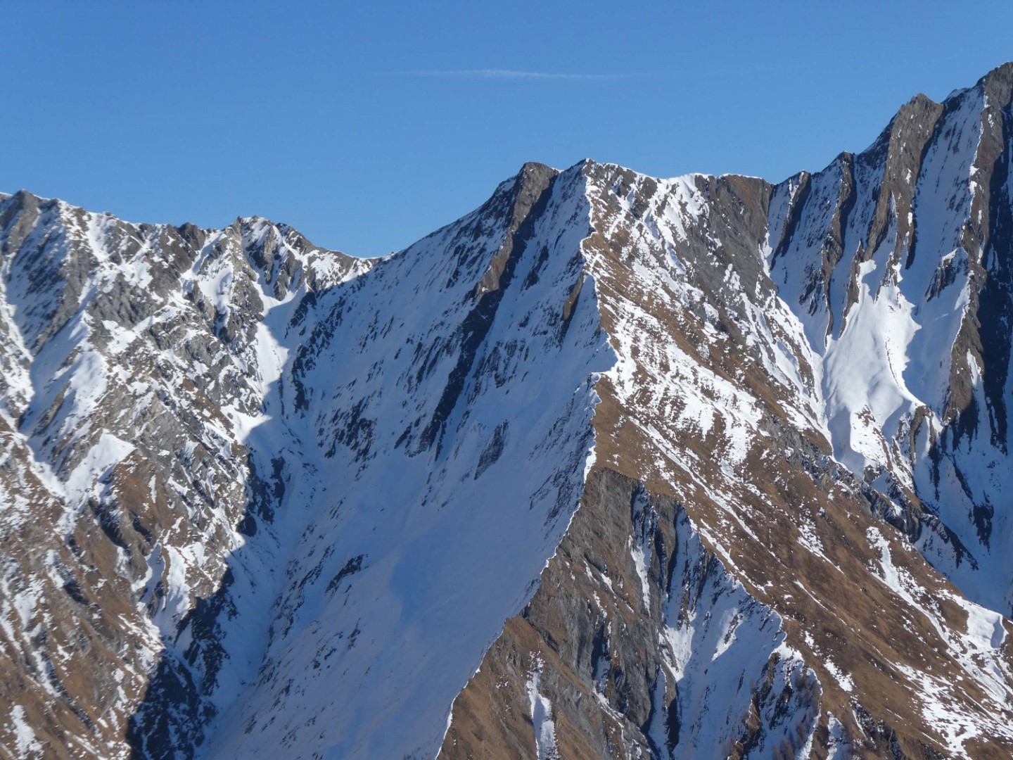 Entscheidend für die Gefahreneinschätzung ist u.a. auch, ob es vor den letzten Schneefällen aper oder schneebedeckt war, Region Zillertaler Alpen Nordwest (© Barbara Fink, 23.01.2026)