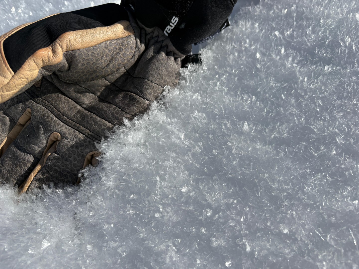 Wie schon im vergangenen Blogeintrag hingewiesen, wurde Oberflächenreif durch den Neuschnee eingeschneit - eine  weitere, von außen nicht erkennbare Schwachschicht. Lienzer Dolomiten (© Anton Riepler, 27.01.2026)