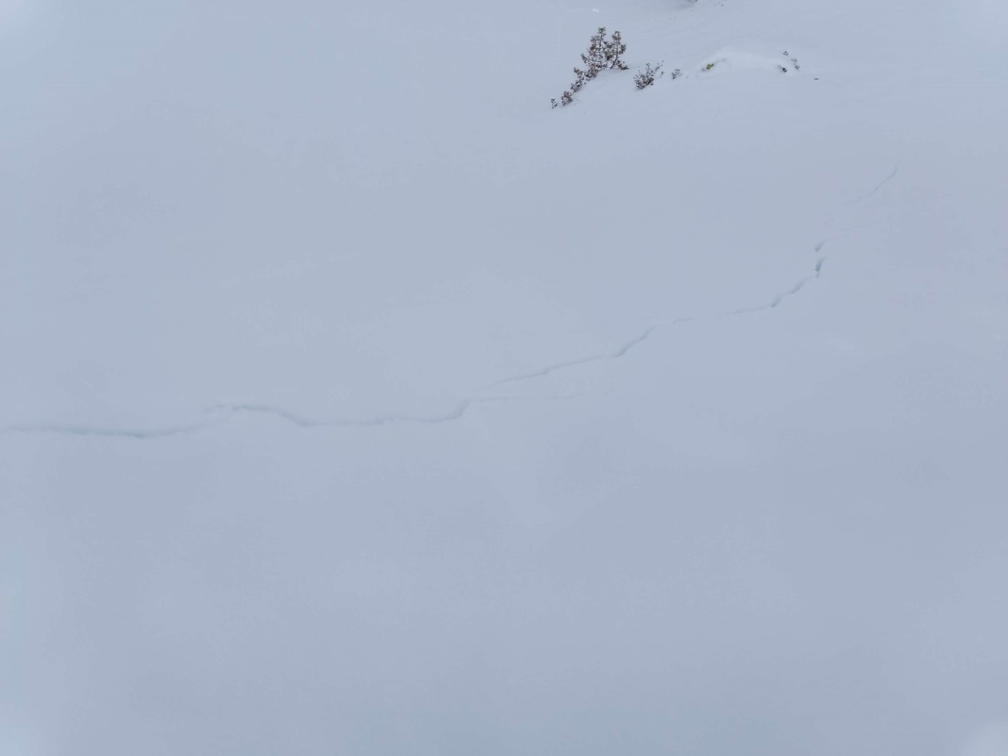 Rissbildungen auch in den Tuxer Alpen (© Reinhold Lackner, 29.01.2026)