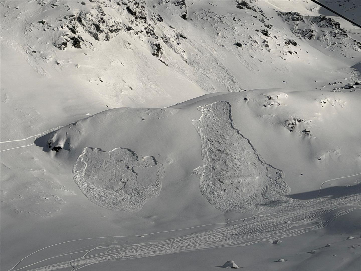 Vermutlich Fernauslösungen unterhalb des Rotpleiskopfes im Nahbereich des Skigebietes See im Paznauntal (© Karlheinz Griesser, 30.01.2026)