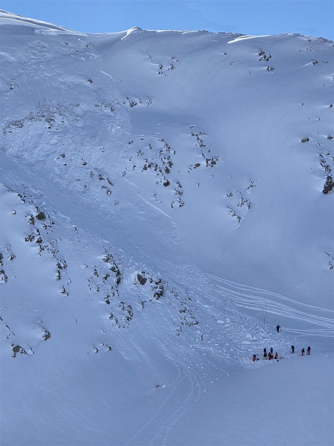 Lawinenabgang Maroiköpfe, Arlberggebiet, 5-köpfige Gruppe, Lawinenauslösung von oben, 2 totalverschüttete, 1 teilverschüttete Person. (© Marco Leppen, 31.01.2026)