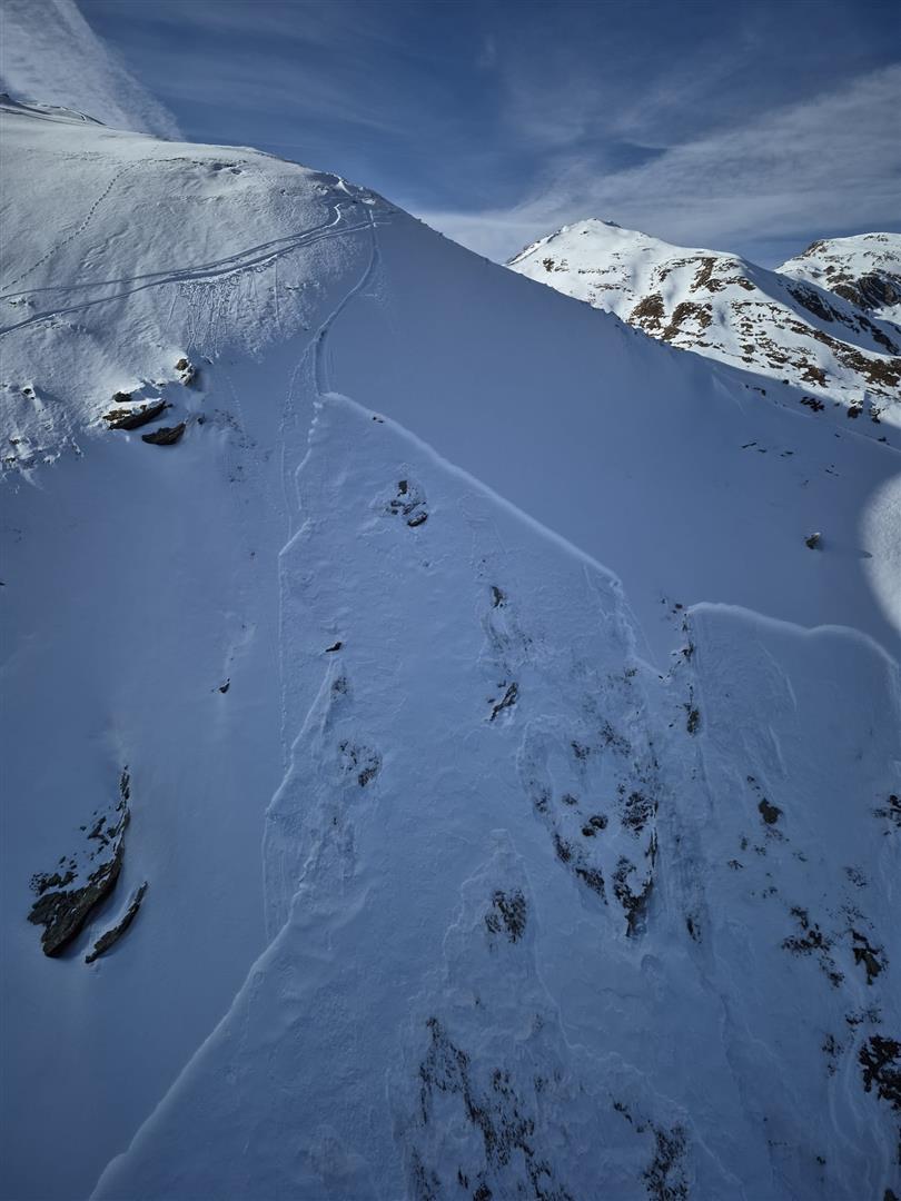 Lawinenabgang Wanglspitze. Eine Person fuhr in Hang ein. Konnte ausfahren. Extrem steil. Maximale Konsequenzen in der Lawinenbahn. (© Florian Wechselberger, 31.01.2026)