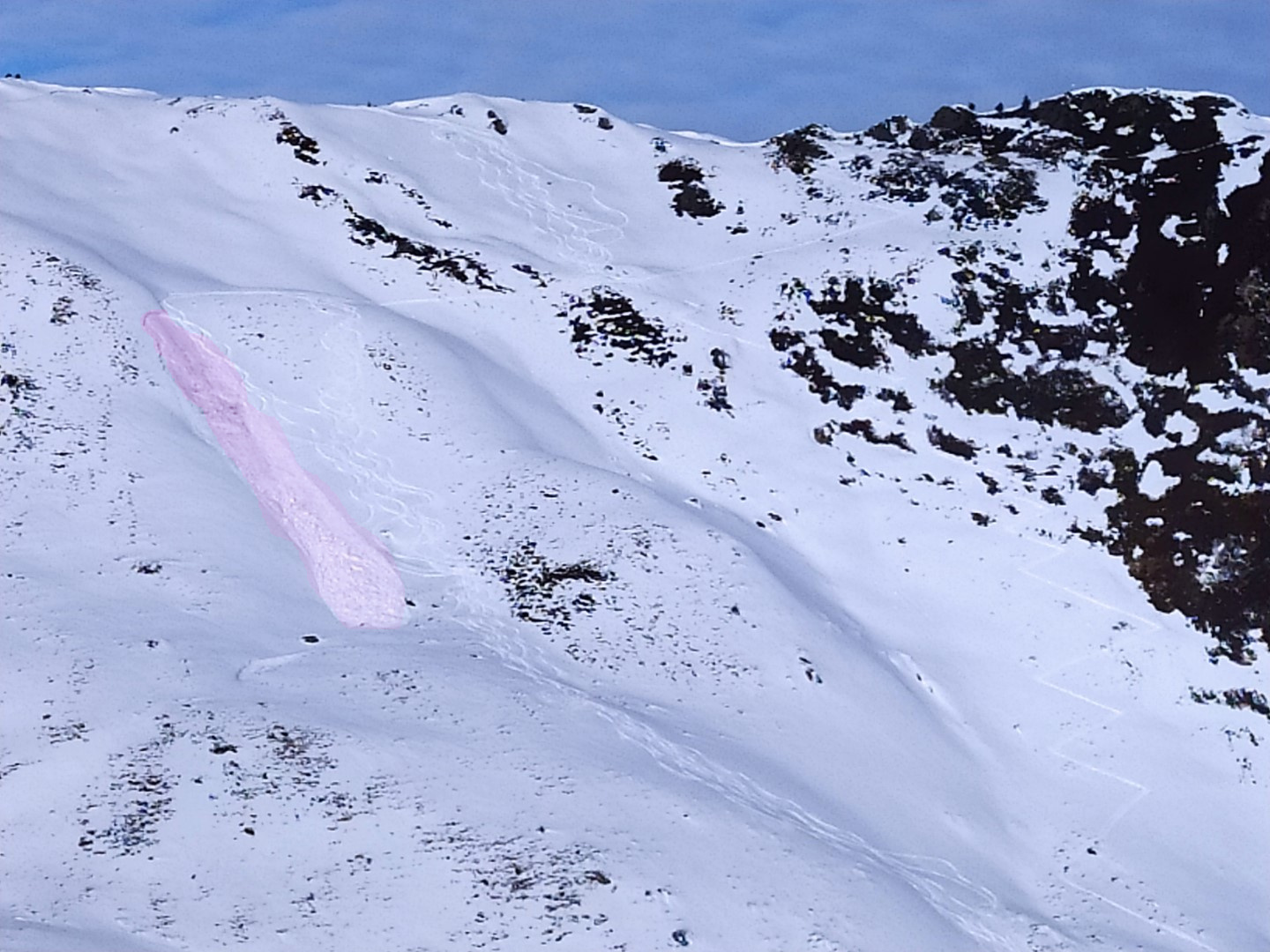 Lawinenauslösung durch WintersportlerInnen im Bereich der Maschentalalm in der Region Tuxer Alpen Ost (© Achim Scherzer, 30.01.2026)