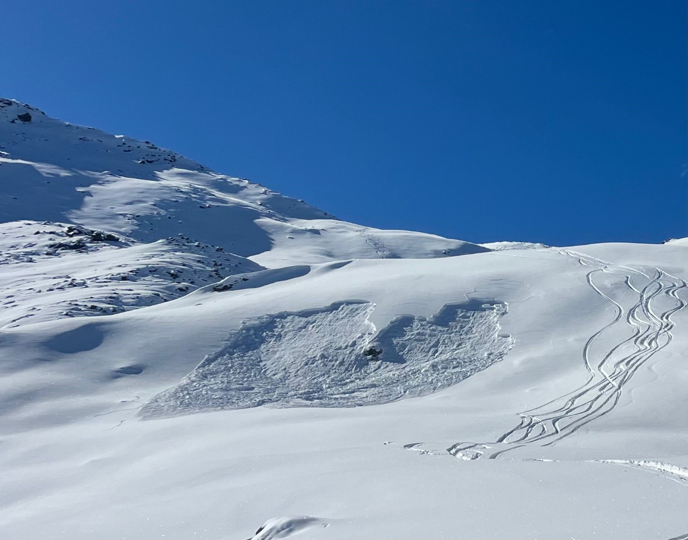 Fernausgelöste Lawine am Weg zum Fotscher Windegg in der Region Kalkkögel (© Alexander Radlherr, 31.01.2026)