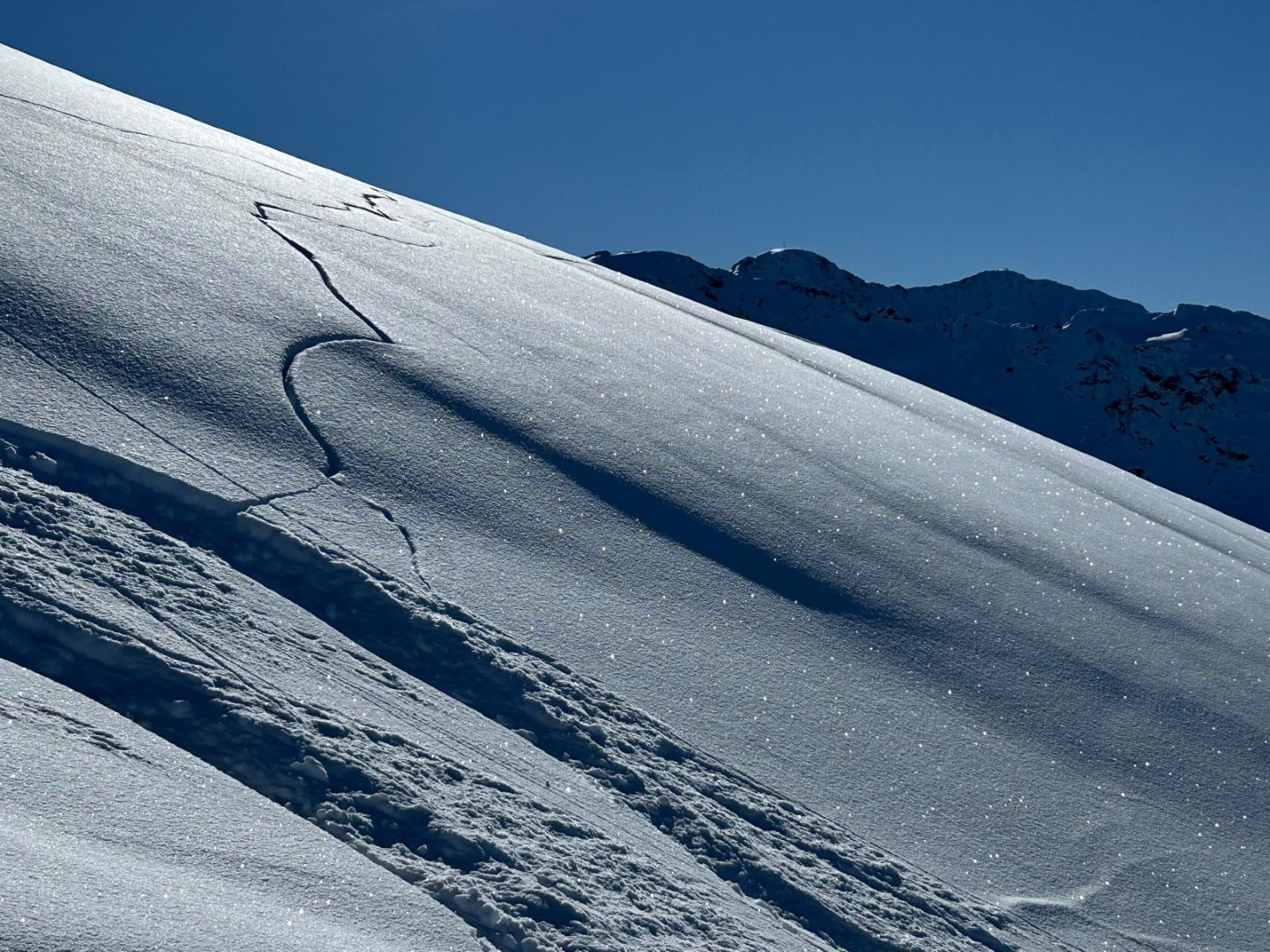 Rissbildung und großflächige Bruchfortpflanzung am Gamsberg in der Samnaungruppe (© Stefan Jungmann, 01.02.2026)