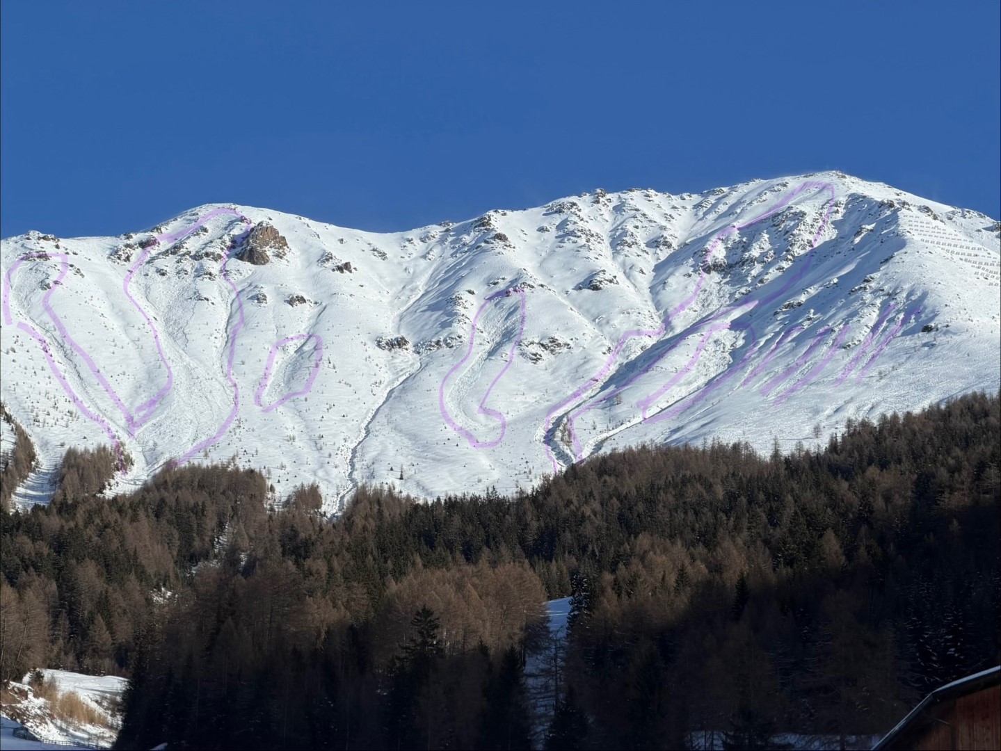 Zahlreiche spontane Lawinen am Roten Schofen in der Region Kaunergrat während umfangreicher Verfrachtungen am 03.02.2026 (© Benjamin Zanon) 