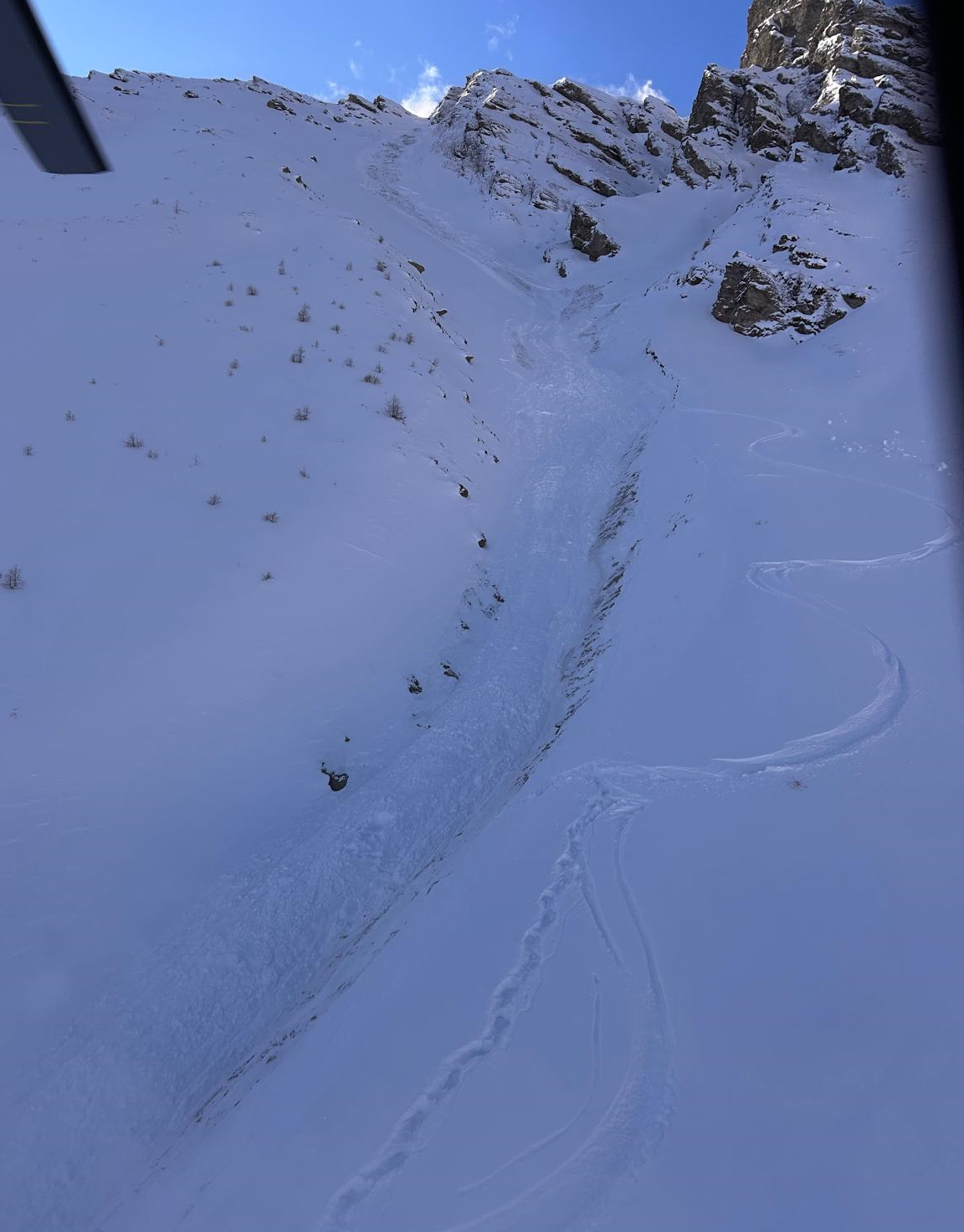 Die Lawine erstreckte sich über 500 hm. Wie durch ein Wunder blieb die mitgerissene Person unverletzt (©Alpinpolizei, 08.02.2026).