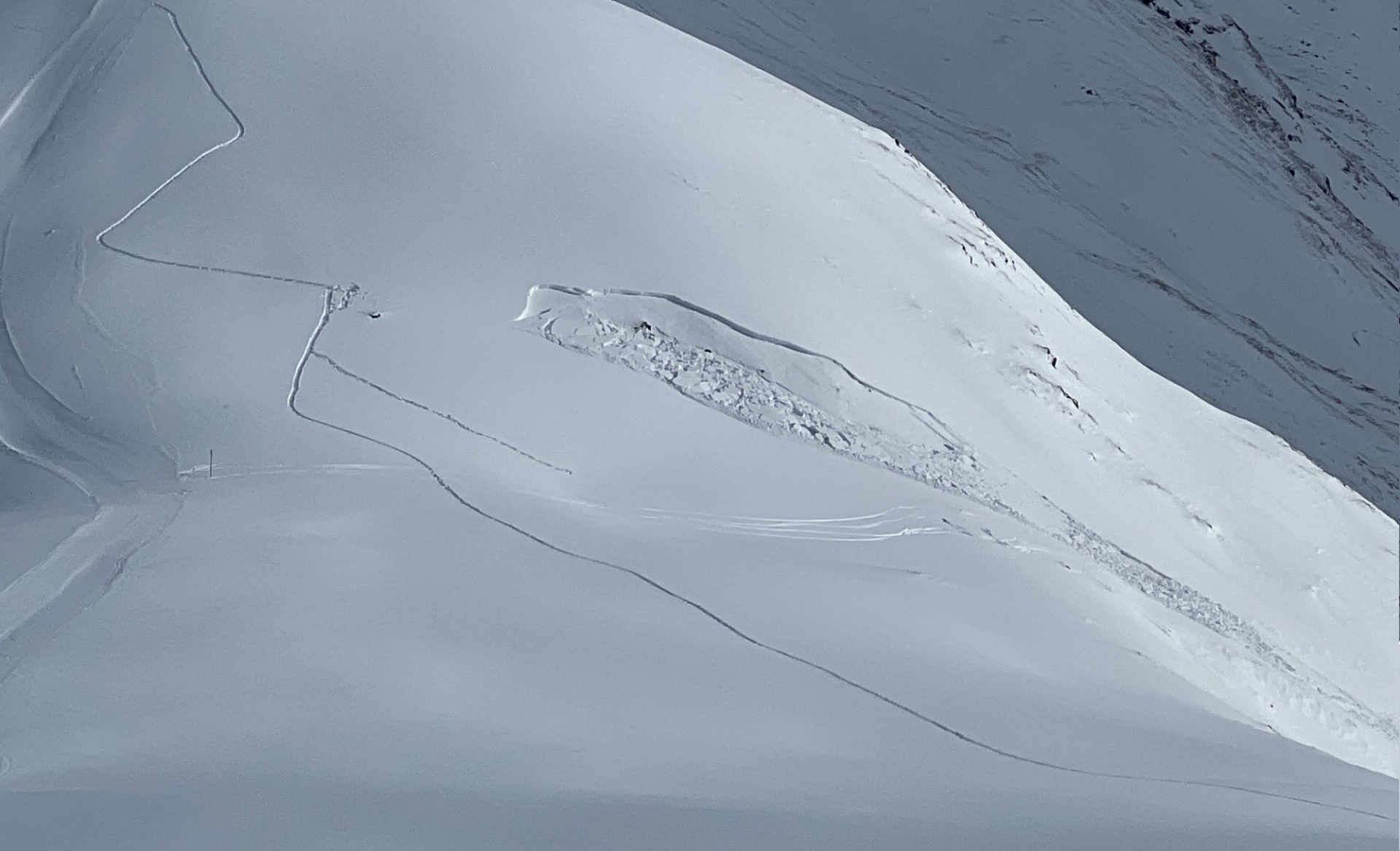 Fernausgelöste Schneebrettlawine an einem Westhang auf ca. 2600m in der Gurgler Gruppe (©Hugo Reindl, 11.02.2026).