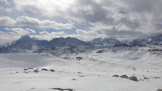 Geringe Schneehöhen südlich des Seekofels in Prags. Die Schneedecke ist zum Teil nicht mehr überall zusammenhängend. (Foto: Lawinenwarndienst, 25.02.2023)