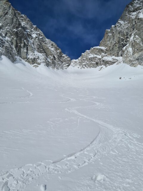 Neuschnee oberhalb der tragfähig gefrorenen Altschneedecke in Antholz.  (Foto: Edmund Messner, 26.02.2023)