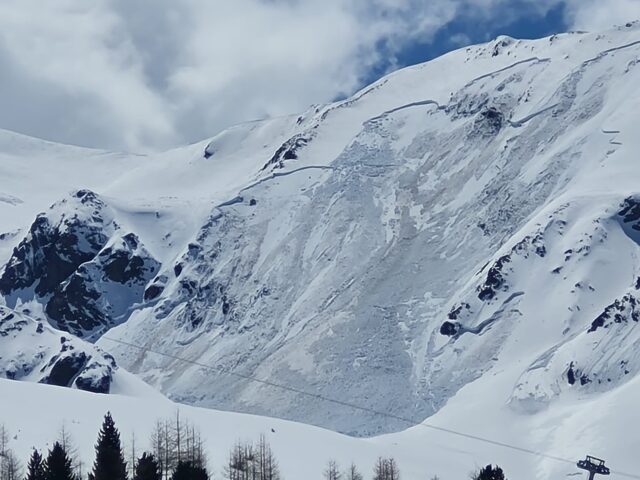 Spontane Lawinen am Zwölfer in Rojen. Bekanntlich war in diesem Gebiet die Schneedecke stark kantig aufgebaut und dementsprechend konnte sich eine solch flächige Lawine lösen. (Foto: Martin Hohenegger, 03.05.2023)