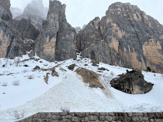 Lawinenabgang unterhalb des Meisules da Biesces und unter dem westlichen Meisulsturm verlegten die Straße auf das Grödnerjoch. Die Lawine löste sich oberhalb der Felsen auf ca. 2300 - 2400 m und nahm im steilen felsdurchsetzten Gelände die durchnässte Schneedecke mit. Daraufhin wurde die Passstraße von der Lawinenkommission gesperrt. (Foto: Reinhard Senoner, 01.05.2023)