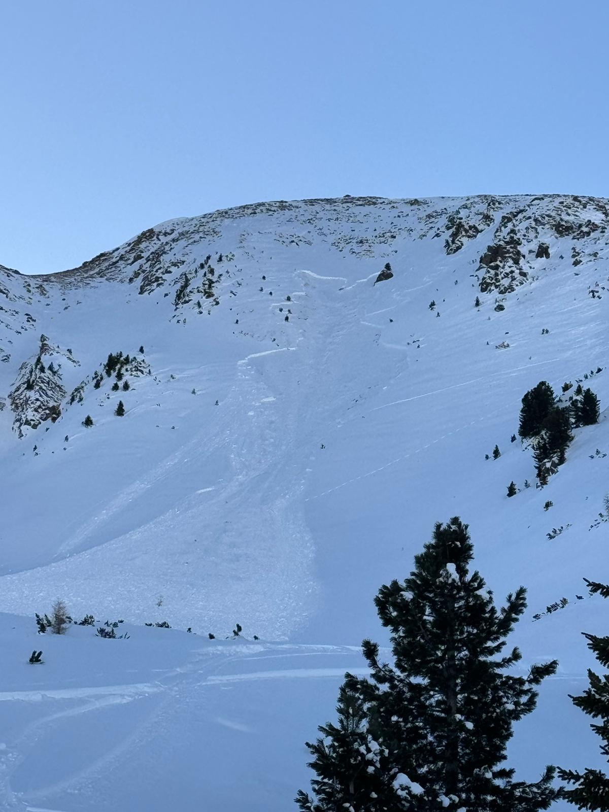 Gli accumuli di neve ventata sono in parte instabili – Analisi incidenti da valanga