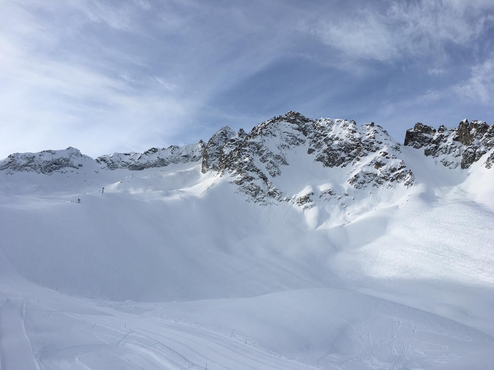 Situazione manto nevoso Presena stabile e molto compatto. Pochi accumuli di neve ventata nelle zone sottovento.