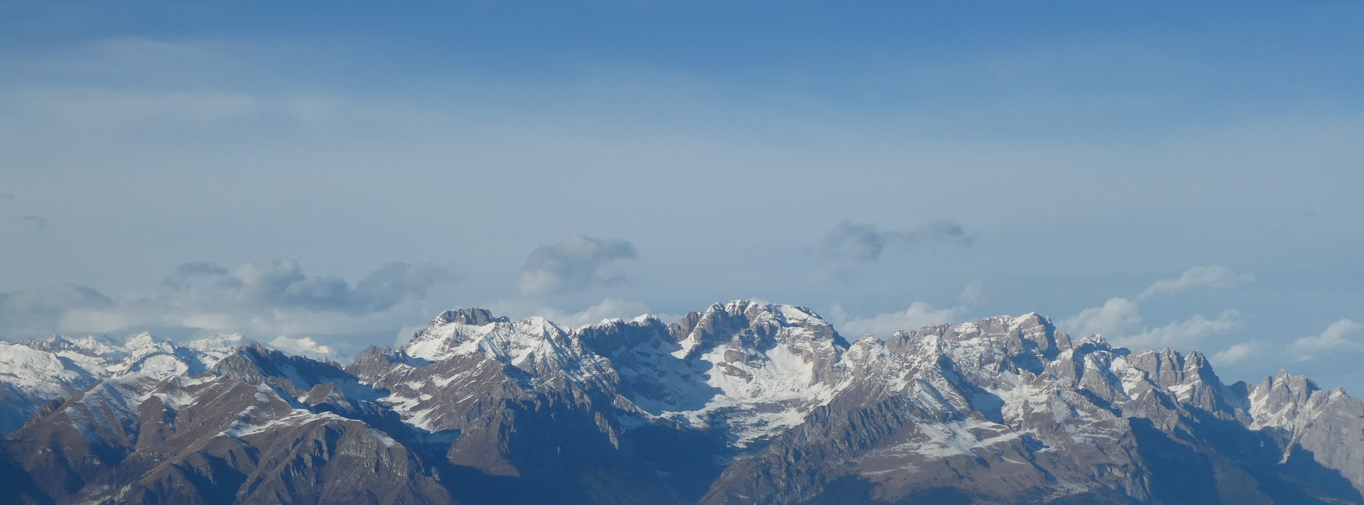 Poca neve e molto vento.