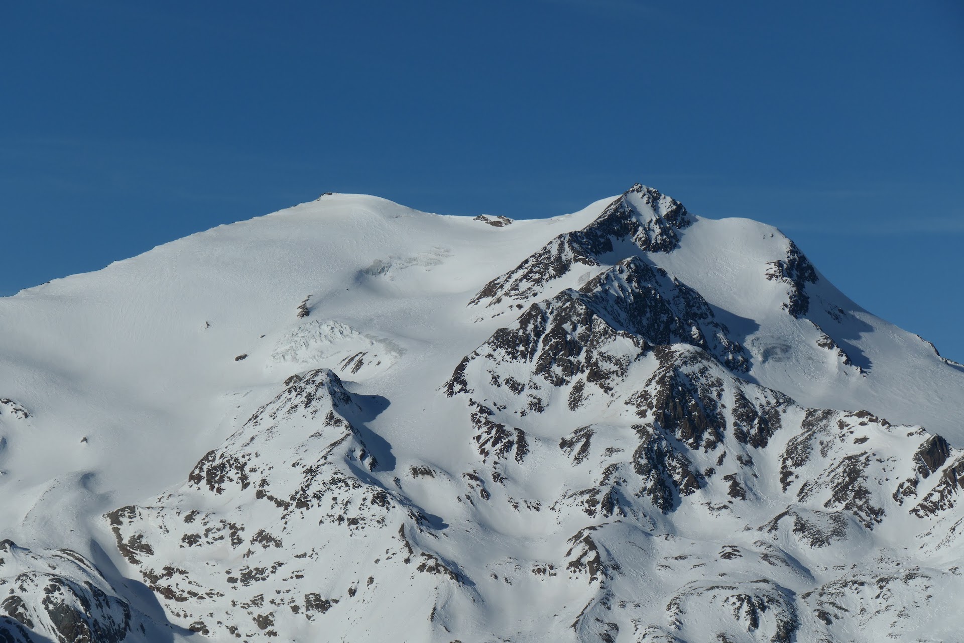 In Trentino tanto sole, molto vento, neve ancora abbondante in quota ma molto trasformata.