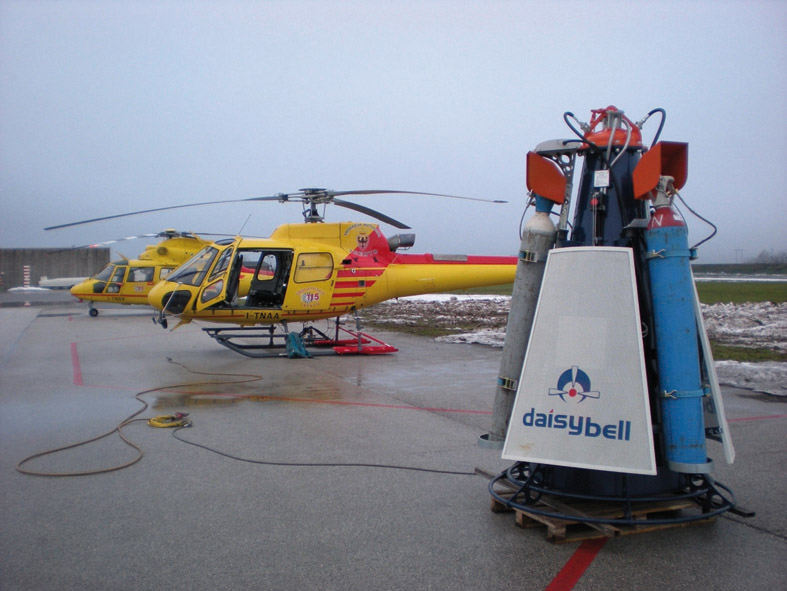 Intervento della protezione civile della PAT di distacco artificiale valanghe da elicottero sulla SP 25 di Garniga
