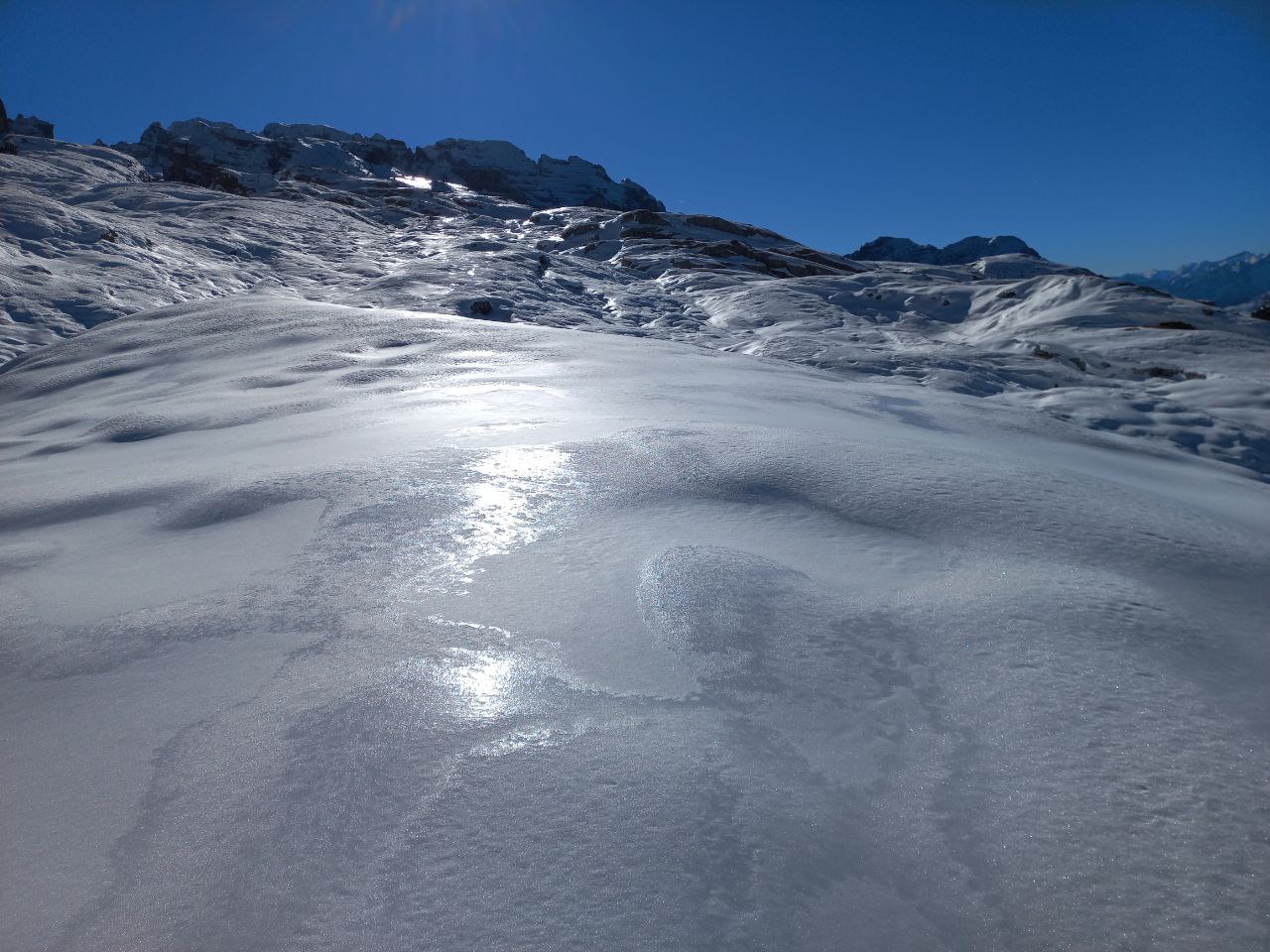 Poca neve e solo in alta quota con diffuse croste dure in superficie